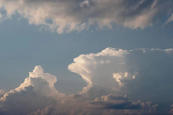 Toller Himmel nach einem Gewitter. Schöne helle Wolken, Regen und Sonnenstrahlen, — Stockfoto