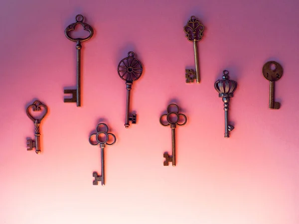 Many different old keys from different locks, in order, flat lay. — Stock Photo, Image