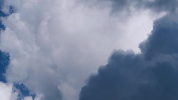 Blauwe lucht. Prachtige Cumulus wolken vliegen door de lucht, — Stockvideo