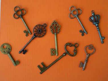 Değişik kilitlerden çok farklı eski anahtarlar, kaotik bir şekilde dağılmış.,