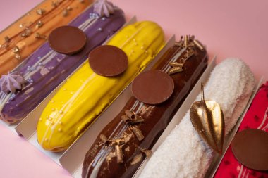 Pembe arka planda farklı dolgulara sahip ekler-.