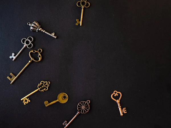 Many different old keys from different locks, scattered chaotically, flat lay. — Stock Photo, Image