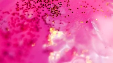 Altın parıltılı elementlerle soyut sıvı pembe arkaplan.