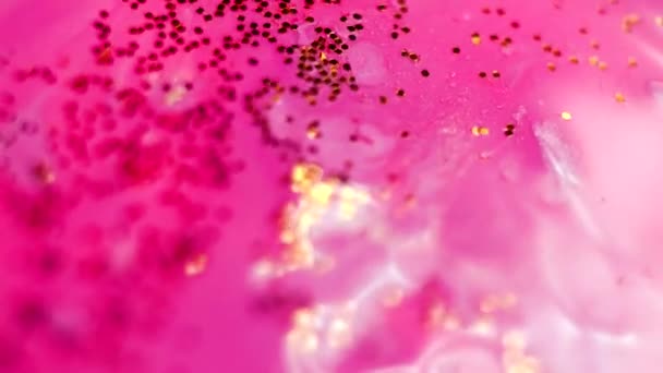 Abstrakter flüssiger rosa Hintergrund mit goldenen Glitzerelementen. — Stockvideo