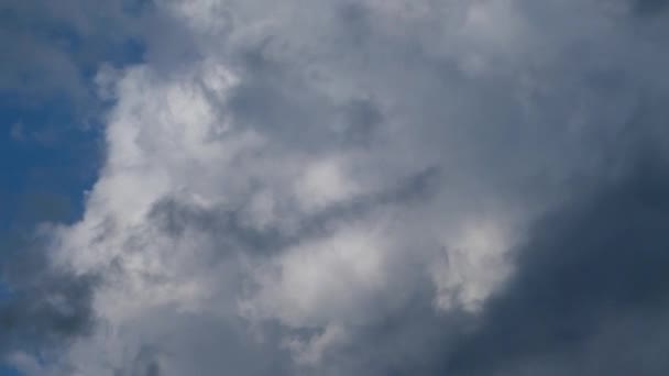 Ciel bleu. Beaux nuages Cumulus volant à travers le ciel,