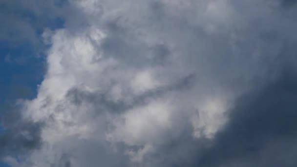 Cielo azul. Hermosas nubes Cumulus volando a través del cielo, — Vídeos de Stock