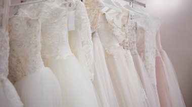 Düğün ve gece elbisesi alışverişi. Gelinler için güzel, gür gelinlikler..