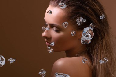 Yüzünü tazele, temiz suyla yıka, konsept.