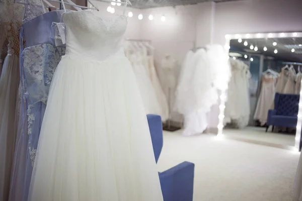 Kaufen Sie Hochzeits- und Abendkleider. Schöne üppige Brautkleider für Bräute. — Stockfoto