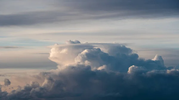 숨막히는 자연환경, 하늘과 솜털 구름, — 스톡 사진