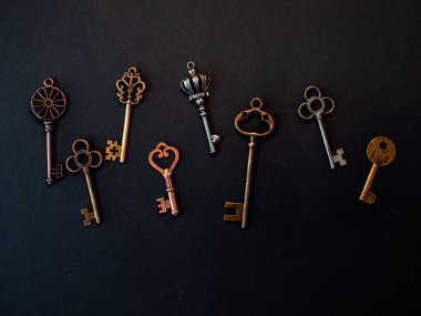Değişik kilitlerden çok farklı eski anahtarlar, kaotik bir şekilde dağılmış.,