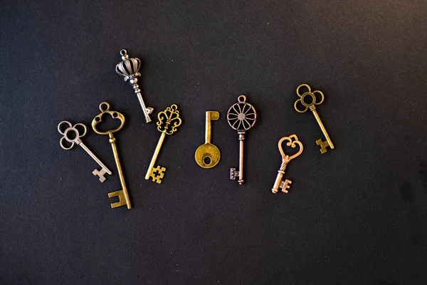 Many different old keys from different locks, scattered chaotically, flat lay. — Stock Photo, Image