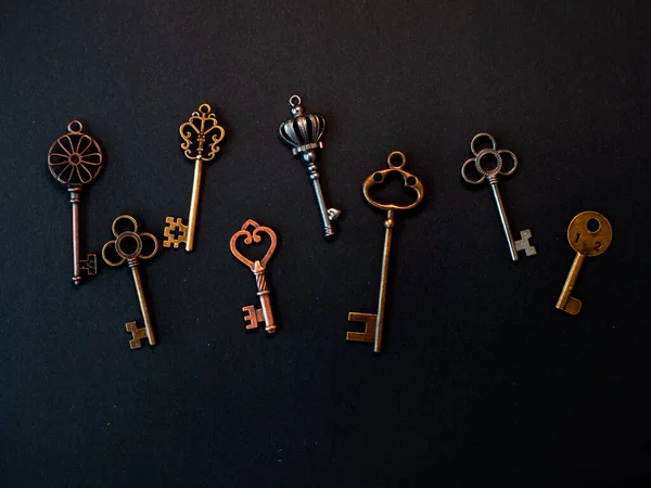 Wiele różnych starych kluczy z różnych zamków, rozrzuconych chaotycznie, — Zdjęcie stockowe