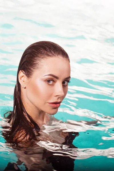 Hermosa chica es relajarse en la piscina Spa, relajarse y cuidar de sí misma . —  Fotos de Stock