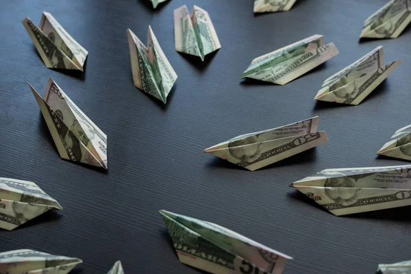 Aviões de papel feitos de notas de dólar, usd conceito de fluxo de caixa. Crise financeira global, — Fotografia de Stock