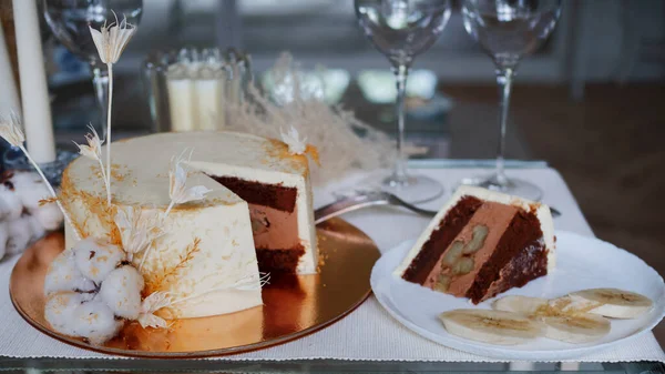 Hermoso chocolate pastel de boda con crema de chocolate en el interior y relleno de plátano, —  Fotos de Stock