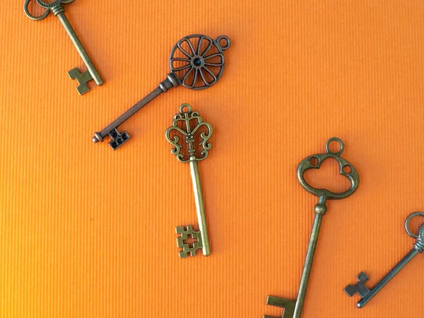 Πολλά διαφορετικά παλιά κλειδιά από διαφορετικές κλειδαριές, διάσπαρτα χαοτικά, — Φωτογραφία Αρχείου