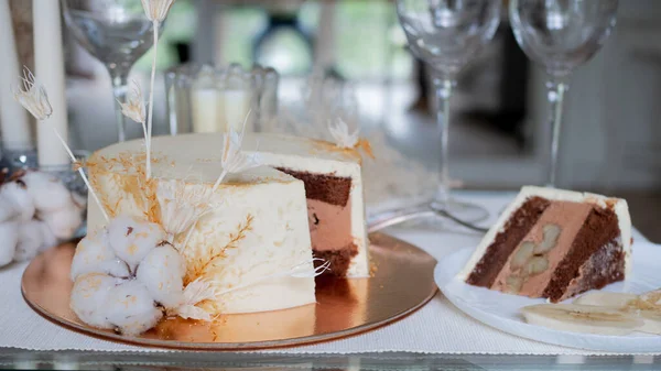 Hermoso chocolate pastel de boda con crema de chocolate en el interior y relleno de plátano, —  Fotos de Stock