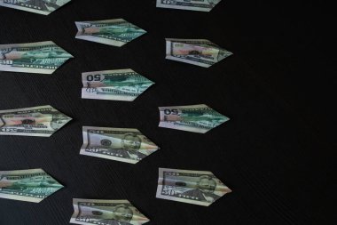 Dolar banknotlarından yapılmış kağıt uçaklar, nakit akışı konsepti..