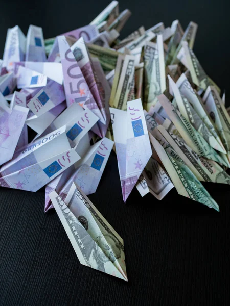 Flusso di cassa, concetto. Una grande pila di aerei di carta fatta di contanti, dollari ed euro. — Foto Stock