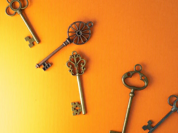 Många olika gamla nycklar från olika lås, spridda kaotiskt, — Stockfoto