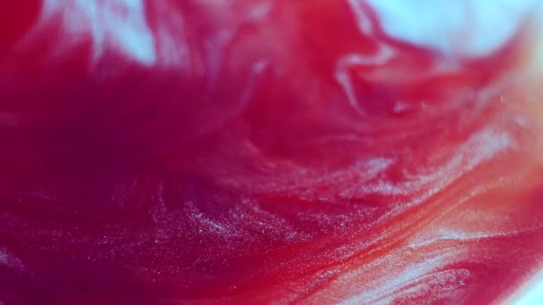 Fond rouge liquide abstrait. Surface avec un flux de peinture mobile, — Video