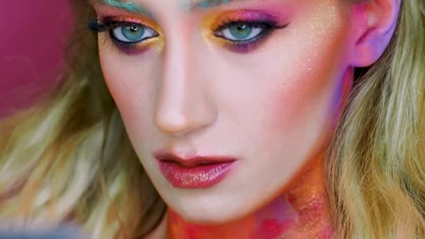 Heldere make-up en gezichtskunst, close-up portret. Creatieve samenstelling, — Stockvideo