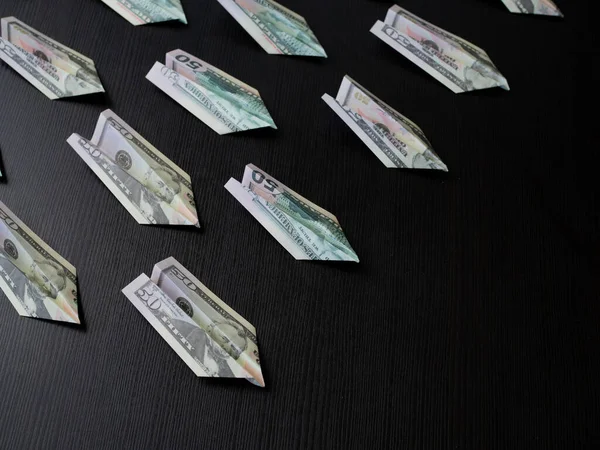 Papírová letadla vyrobená z dolarových bankovek, pojetí amerického peněžního toku. — Stock fotografie