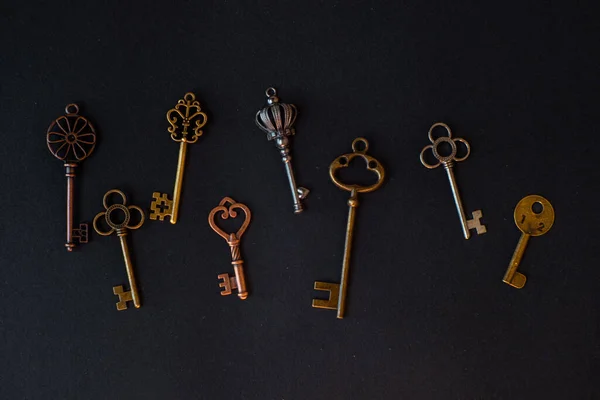 Muitas chaves velhas diferentes de fechaduras diferentes, espalhadas caoticamente, — Fotografia de Stock