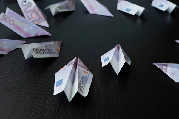 Papírová letadla vyrobená z eurobankovek, koncept cash flow. — Stock fotografie