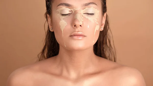 Retrato conceptual, el planeta está llorando. Pigmentación en la piel de una joven hermosa niña, — Foto de Stock