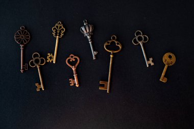 Değişik kilitlerden çok farklı eski anahtarlar, kaotik bir şekilde dağılmış.,