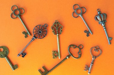 Değişik kilitlerden çok farklı eski anahtarlar, kaotik bir şekilde dağılmış.,