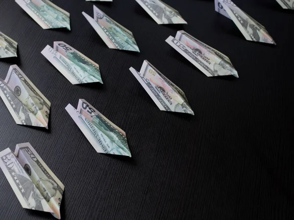 Papírová letadla vyrobená z dolarových bankovek, pojetí amerického peněžního toku. — Stock fotografie