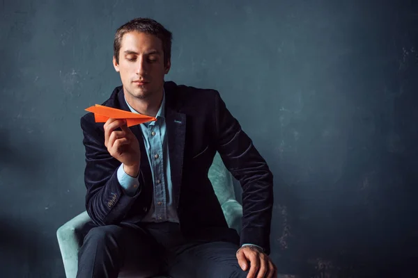 Jovem e aviões de papel laranja. Empreendedor ou investidor, — Fotografia de Stock