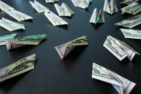 Aviões de papel feitos de notas de dólar, usd conceito de fluxo de caixa. — Fotografia de Stock