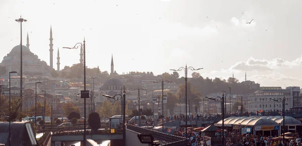 Blick auf die Stadt und den Straßenverkehr auf der Brücke über die Golden Horn Bay — Stockfoto