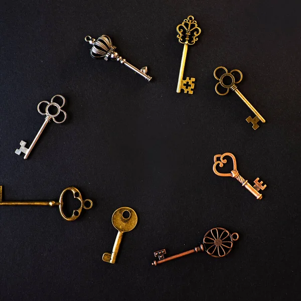 Many different old keys from different locks, scattered chaotically, flat lay. — Stock Photo, Image