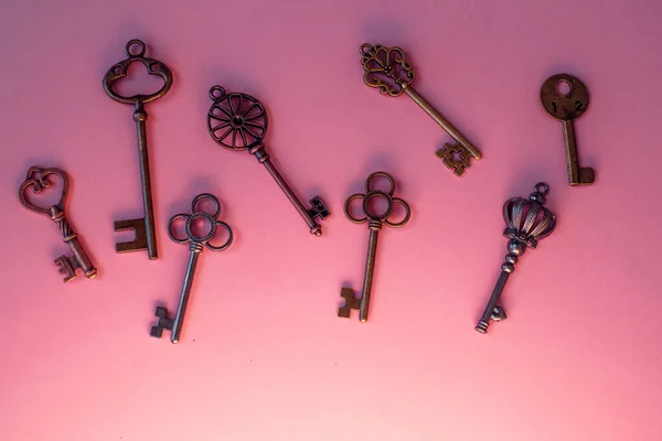 Veel verschillende oude sleutels van verschillende sloten, in volgorde, plat lag. — Stockfoto