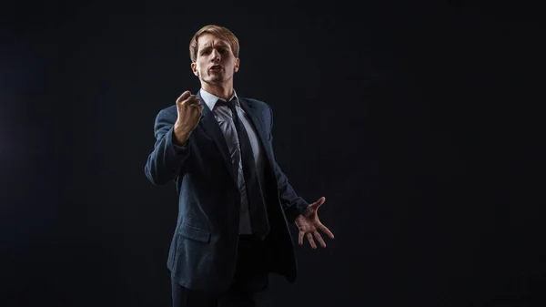 Motivational speaker, a young man in a suit and tie gives an inspirational speech. — Stock Photo, Image