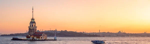 Девичья башня является достопримечательностью Стамбульского залива. Панорама Стамбула — стоковое фото