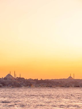 İstanbul kıyılarının akşam manzarası, camilerin siluetleri