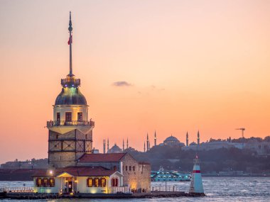 İstanbul Körfezi 'ndeki bakire kulesi manzarası, güzel bir akşam kenti manzarası.