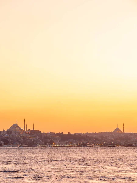 Вечерний вид на побережье Стамбула, силуэты мечетей — стоковое фото