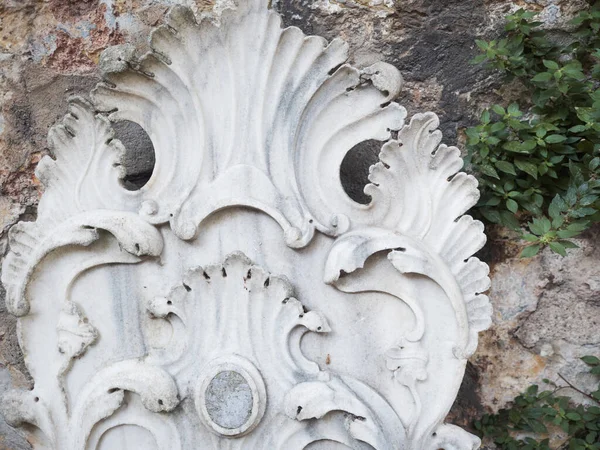 Waschung vor dem Gebet, in Istanbul, Türkei, ein schöner Marmorbrunnen für die Waschung. Weißer Marmor geschnitzt — Stockfoto