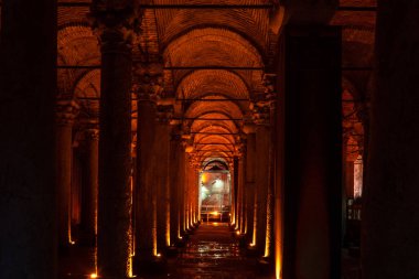 Altıncı yüzyılda İmparator Justinianus tarafından yapılan yeraltı su deposu.,