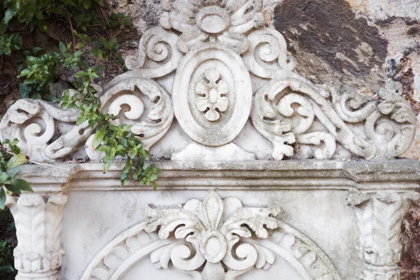 Waschung vor dem Gebet, in Istanbul, Türkei, ein schöner Marmorbrunnen für die Waschung. Weißer Marmor geschnitzt — Stockfoto