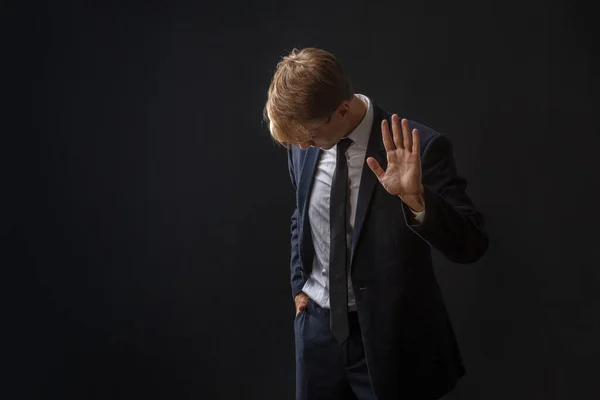 Hou op, een jonge mannelijke zakenman in pak en das maakt een gebaar van protest.. — Stockfoto