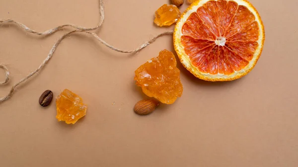 Agrumi e sfondo piccante con chicchi di caffè e spezie, sfondo ocra caldo — Foto Stock