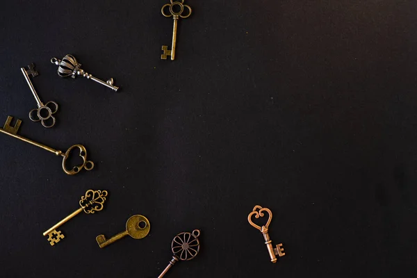 Muitas chaves velhas diferentes de fechaduras diferentes, espalhadas caoticamente, colocação lisa. — Fotografia de Stock